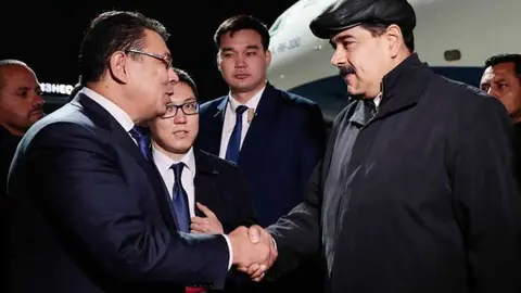 El presidente venezolano a su llegada a Astaná, capital de Kazajistán.
