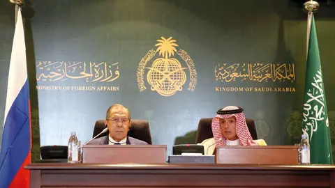 Los ministros de Exteriores de Rusia y Arabia Saudita durante su comparecencia en Jeddah.