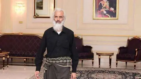 En la imagen de Manorama Online, el padre Tom después de su liberación.