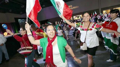 Mexicanas celebran con entusiasmo el aniversario de la Independencia de su país.