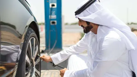 El servicio de llenado de neumáticos en las gasolineras de Adnoc seguirá siendo gratuito. (Adnoc, Twitter)