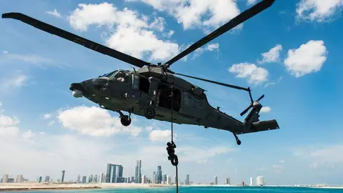 Un helicóptero de las Fuerzas Armadas de Emiratos durante una exhibición.