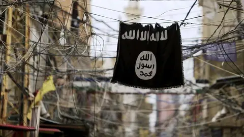 En la imagen de Reuters, la bandera negra símbolo del grupo terrorista.