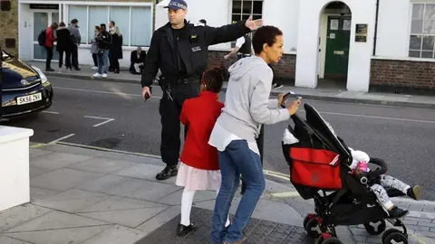 Un policía orienta a la población en la zona del atentado de Londres (Guardia Civil, Twitter)