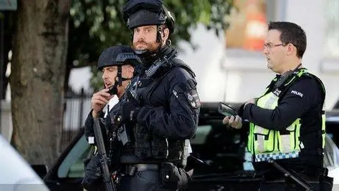 Personal de seguridad en la estación de Parsons Green en Londres.