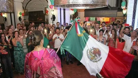 La embajadora de México, durante el Grito en la cena organizado por el restaurante Tortuga en Dubai. (EL CORREO)