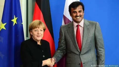 En la imagen de AFP, el emir de Qatar junto a la canciller alemana en Berlín.