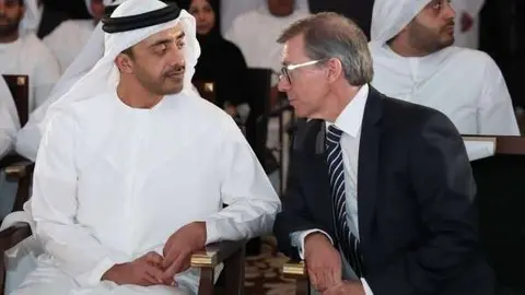 El ministro de Exteriores de EAU, el jeque Abdullah, junto al español Bernardino León, presidente de EDA. (WAM)