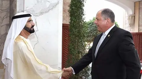 El jeque Mohammed bin Rashid Al Maktoum saluda al presidente de Costa Rica durante la visita a Emiratos Árabes que protagonizó el pasado mes de enero. (Dubai Media Office)