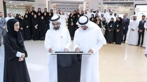 El gobernador de Dubai y el príncipe heredero de Abu Dhabi durante la inauguración del centro juvenil.