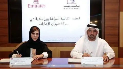 Firma del convenio entre la Municipalidad de Dubai y Emirates Airlines.
