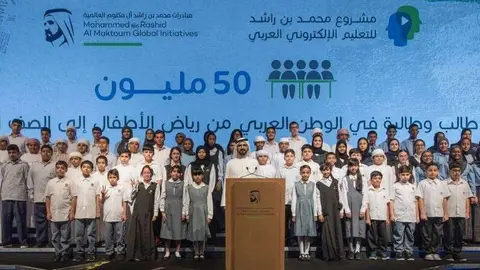 Sheikh Mohammed bin Rashid Al Maktoum acompañado por un numeroso grupo de escolares durante la presentación del programa de educación on line. (Sheikh Mohammed, Twitter)