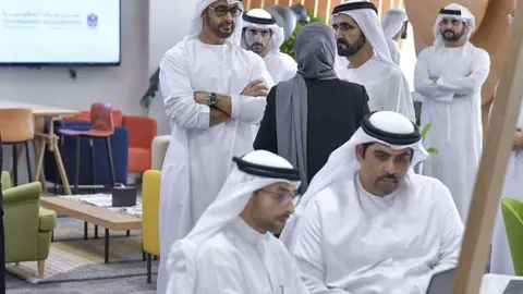 Sheikh Mohammed bin Rashid Al Maktoum y Sheikh Mohamed bin Bin Zayed Al Nahyan, durante su visita al Model Centre. (Dubai Media Office)