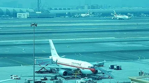 Avión del Ejército español este miércoles en la pista del Aeropuerto Internacional de Dubai. (Facebook)