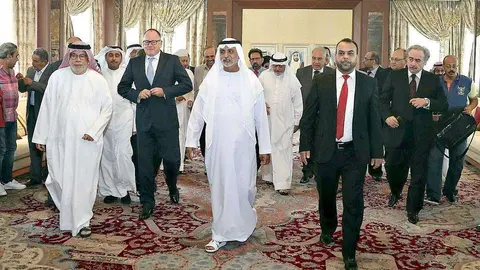 El jeque Nahyan bin Mubarak Al Nahyan, ministro de Cultura y Desarrollo del Conocimiento de Emiratos Árabes Unidos (EAU), junto a los participantes en las reuniones de la Oficina Permanente de la Unión de Escritores Árabes. (WAM)