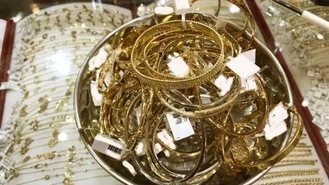 Joyas de oro falsificadas y etiquetadas con marcas internacionales intervenidas por la Policía. (WAM) 