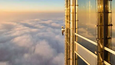 Un limpiacristales en el piso 124 del Burj Khalifa. (Dubai Media Office)