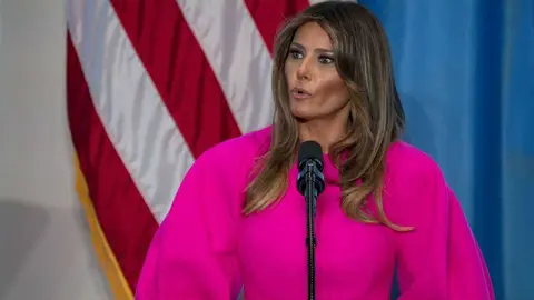 En la foto de AP, Melania Trump luciendo el diseño de DelPozo.