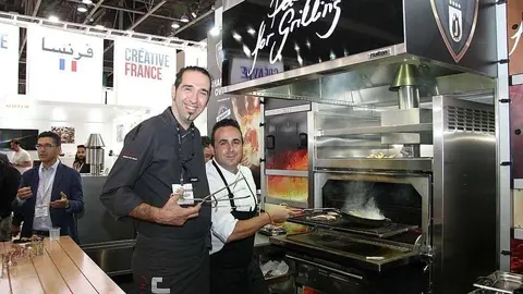 De izquierda a derecha, los chefs Luis Ezqueta y Emilio Ortega con el horno de Josper. (EL CORREO)