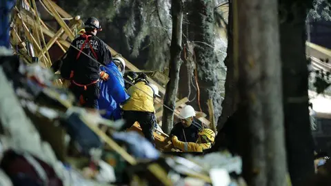 En l a imagen de EFE, equipos de emergencia y rescate trabajan en Ciudad de México.