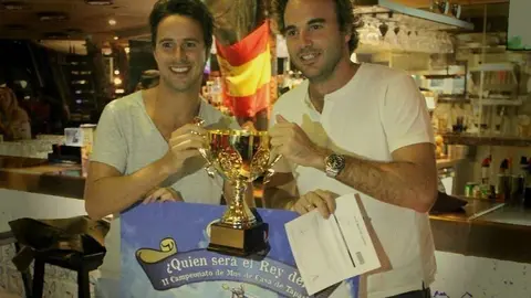 Álvaro Biel y Alberto Díaz, ganadores del II Campeonato de Mus de Casa de Tapas. (Cedida)