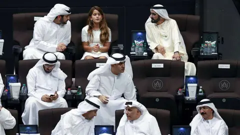 El Gobernador de Dubai junto a sus hijos la jequesa Al Jaliya y el jeque Maktoum.