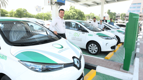 Vehículos eléctricos en una estación de recarga de Dubai.