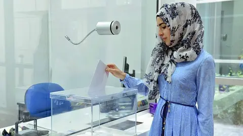 Española vota en las elecciones para el Consejo de Residentes en la mesa de la Embajada de España en Abu Dhabi. (Manaf K. Abbas)