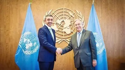 El ministro de Relaciones Exteriores de Emiratos, el jeque Abdullah bin Zayed, y el secretario general de la ONU, Antonio Guterres, estrechan sus manos. (Fuente externa)