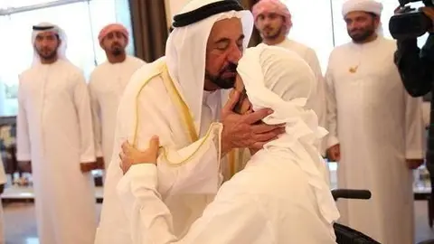 El jeque de Sharjah durante su visita al palacio de Ras Al Khaimah.