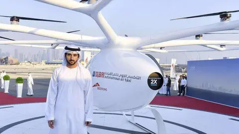 El jeque Handam junto al volovóptero primer taxi aéreo de Dubai.