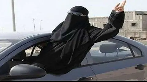Mujer celebra en Arabia el decreto que permite conducir a las mujeres. (EL CORREO)