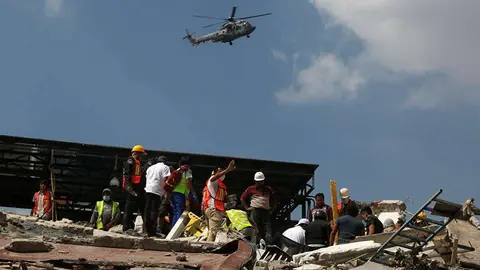 Los rescatistas de Colombia trabajan entre los escombros de Ciudad de México.