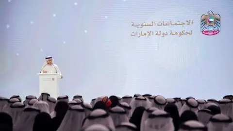 El ministro Gargash durante su discurso ante los funcionarios emiratíes.