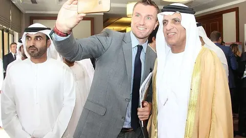 El jeque de Ras Al Kkaimah atiende a admiradores a la salida de la Cumbre de Jóvenes Líderes Mundiales. (EL CORREO)