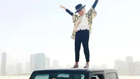 Emiratí muestra su alegría en Emiratos Árabes por la conquista de las mujeres en Arabia. (Instagram)