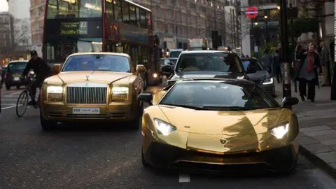 Varios de los coches bañados en oro que han sido vistos en Londres. (Twitter)