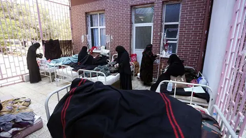 En la imagen de AFP, afectados por el cólera en Yemen.