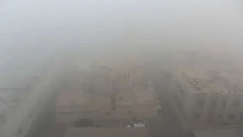 Intensa niebla sobre Ras Al Khaimah City en la mañana del jueves. (EL CORREO)