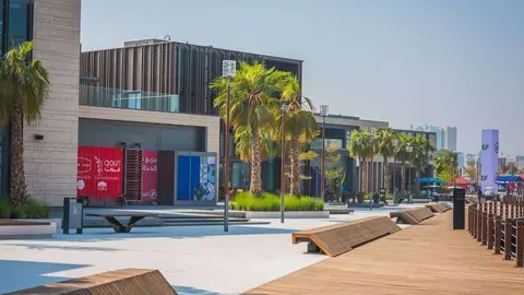Paseo marítimo de Al Seef en el Dubai Creek.