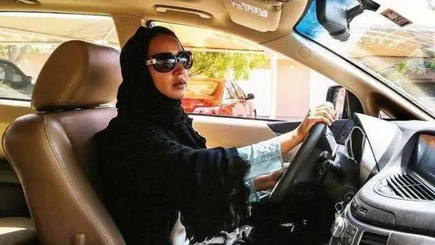 En la imagen de Reuters, una mujer saudí conduce un vehículo.