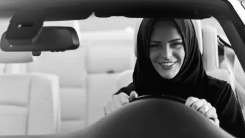 Una mujer saudí al volante de un automóvil.