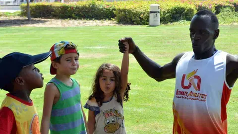 Una futura campeona junto a uno de los entrenadores.