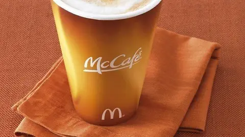 Un café de la famosa cadena Mcdonald's.