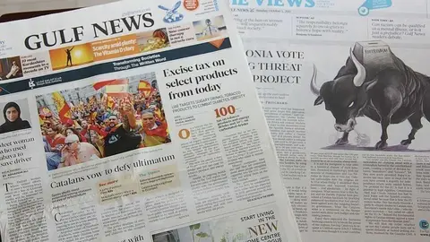 Portada y páginas interiores dedicadas este domingo por Gulf News al referéndum en Cataluña. (EL CORREO)