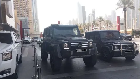 Vehículos de alta gama en una de las entradas de Dubai Mall.