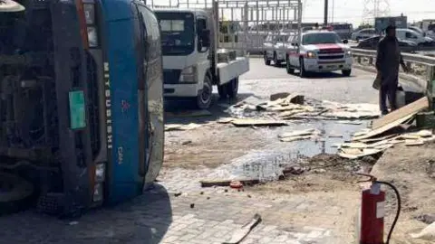 Cuatro escolares han resultado heridos tras chocar su autobús con un camón. (Ali al Shouk, Gulf News)