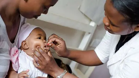 Administración de una vacuna a un bebé. (gatesfoundation.org)