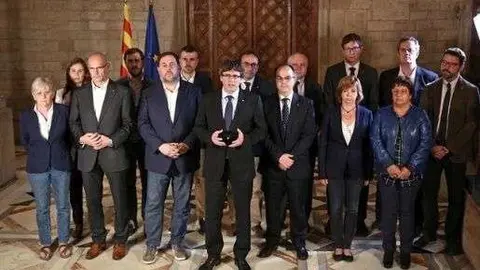 El presidente de Cataluña, Carles Puigdemont, en su comparecencia de este domingo acompañado por el Gobierno catalán.