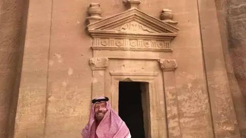 Branson visitó las tumbas en Madain Saleh durante su viaje a Arabia Saudita.